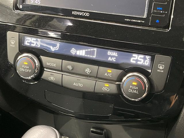 【オートエアコン】一度お好みの温度に設定すれば、車内の温度を検知し風量や温度を自動で調整。暑い&hellip;寒い&hellip;と何度もスイッチ操作をする必要はありません。快適な車内空間には必須の機能ですね♪