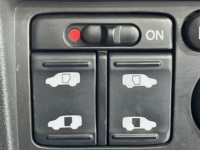 【両側スライドドア】駐車場で隣の車との間隔が狭く乗りにくい時、スライドドアなら安心!ドアオープン時も幅を取らず、開口部が広いので乗り降りがとっても簡単です。大きな荷物の出し入れも後席から可能♪