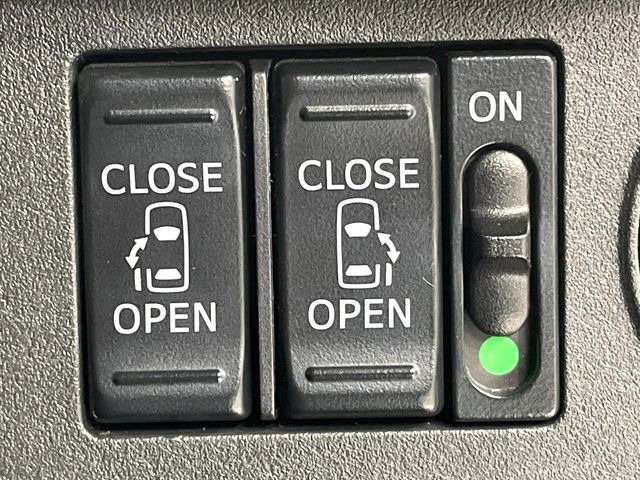 【両側パワースライドドア】スマートキーや運転席のスイッチで後席両側スライドドアの開閉が可能♪電動だから力を入れてドアを開ける必要が無く、小さなお子様でも簡単に開け閉めでき快適です♪