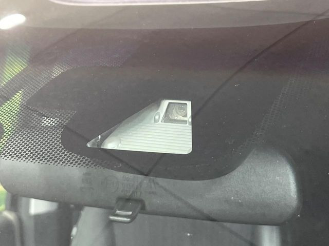 【ホンダセンシング】走行中に前方の車両等を認識し、衝突しそうな時は警報とブレーキで衝突回避と被害軽減をアシスト。より安全にドライブをお楽しみいただけます。