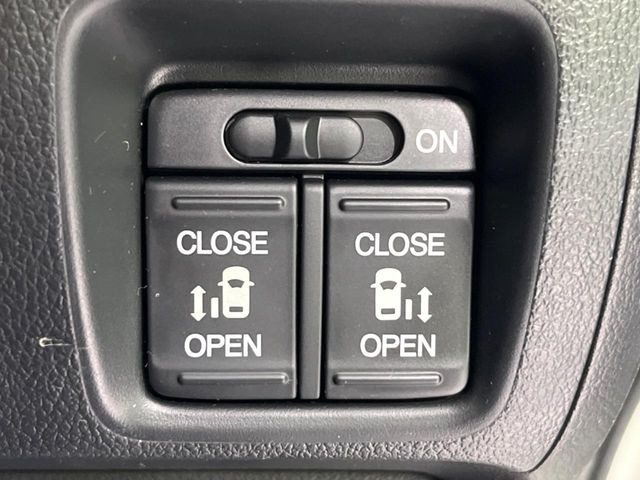 【両側パワースライドドア】スマートキーや運転席のスイッチで後席両側スライドドアの開閉が可能♪電動だから力を入れてドアを開ける必要が無く、小さなお子様でも簡単に開け閉めでき快適です♪