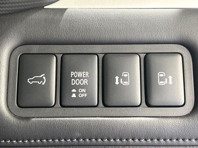 【両側パワースライドドア】スマートキーや運転席のスイッチで後席両側スライドドアの開閉が可能♪電動だから力を入れてドアを開ける必要が無く、小さなお子様でも簡単に開け閉めでき快適です♪