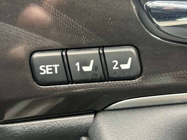 【運転席ポジションメモリー付パワーシート】ワンタッチで記憶させていたシートの前後・リクライニングはもちろん、シートリフターも備えます☆快適なドライブをお楽しみ下さい♪