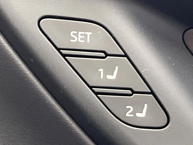 【メモリー機能付きパワーシート】ドライバーごとに設定したシート位置を記憶して、ボタン一つで切り替えできる便利な機能!運転する方が複数名いらっしゃるご家庭におすすめです♪