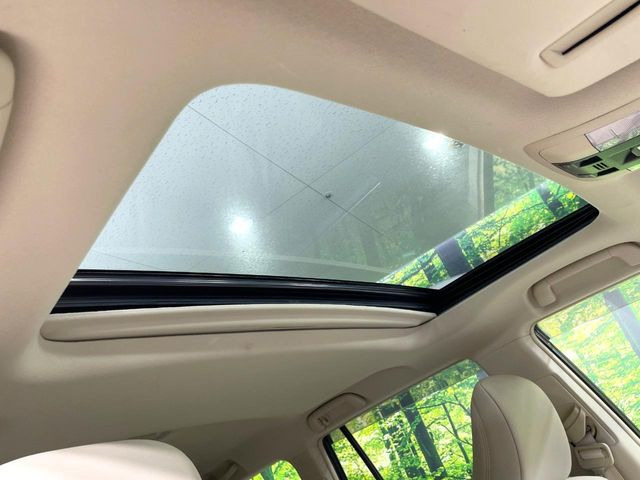 【サンルーフ】ボタンひとつで開閉可能!開放感たっぷりのサンルーフが装着されています!車内に明かりを取り入れたり景色を楽しむ以外にも、よどみがちな車内の空気も簡単に換気できて快適です!