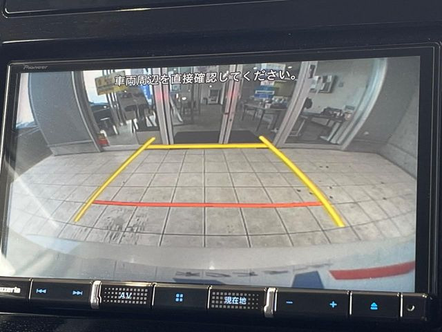 【バックカメラ】駐車時に後方がリアルタイム映像で確認できます。大型商業施設や立体駐車場での駐車時や、夜間のバック時に大活躍!運転スキルに関わらず、今や必須となった装備のひとつです!