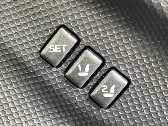 【メモリー機能付きパワーシート】ドライバーごとに設定したシート位置を記憶して、ボタン一つで切り替えできる便利な機能!運転する方が複数名いらっしゃるご家庭におすすめです♪