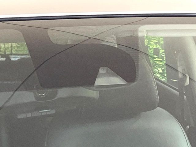【エマージェンシーブレーキ】走行中に前方の車両等を認識し、衝突しそうな時は警報とブレーキで衝突回避と被害軽減をアシスト。より安全にドライブをお楽しみいただけます。