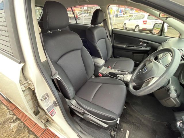 運転席まわりには十分なスペースがあり、大柄な方でもゆったり運転していただける環境です。