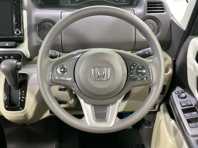 インテリアに合わせたデザインのステアリングは、運転される方のことも考え、運転しやすい形状、大きさです。是非一度、実際に触ってお確かめください。