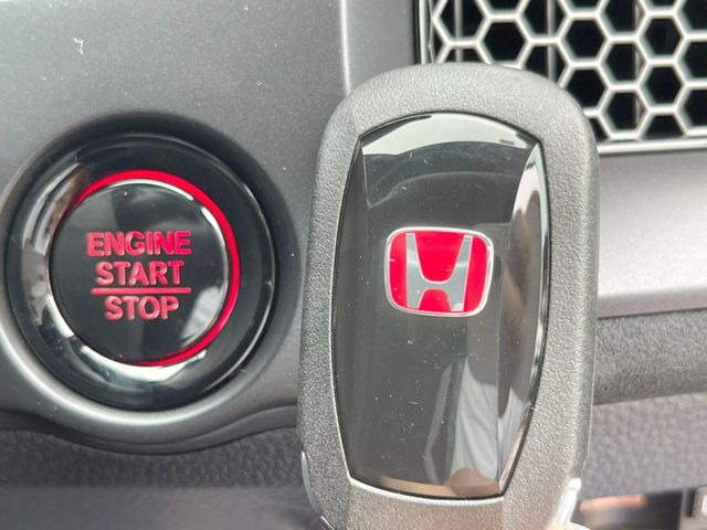 【Hondaスマートキー】カバンやポケットに入れたままでもドアの施錠・解錠が可能なスマートキーを装備。エンジンのオン・オフ時もカギを取り出す必要が無いからとっても便利です♪