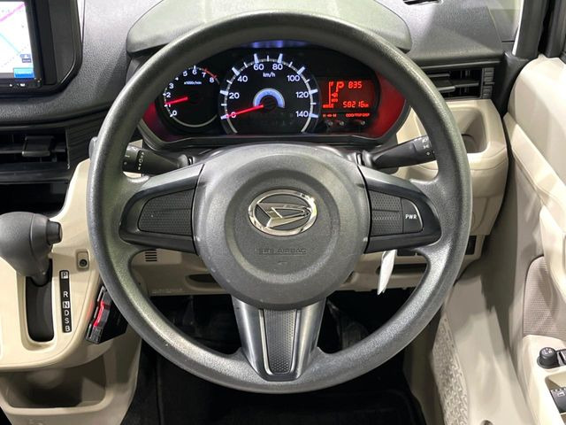 �C���e���A�ɍ��킹���f�U�C���̃X�e�A�����O�́A�^�]�������̂��Ƃ��l���A�^�]���₷���`��A�傫���ł��B�����x�A���ۂɐG���Ă��m���߂��������B