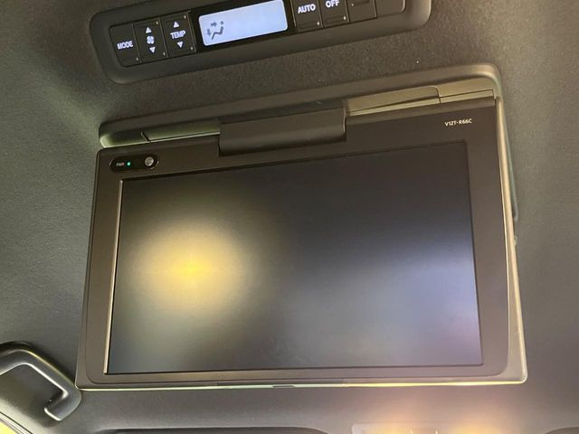 【フリップダウンモニター】大画面モニターで後席でもエンタメをお楽しみいただけます。小さなお子様にも大人気の装備です♪