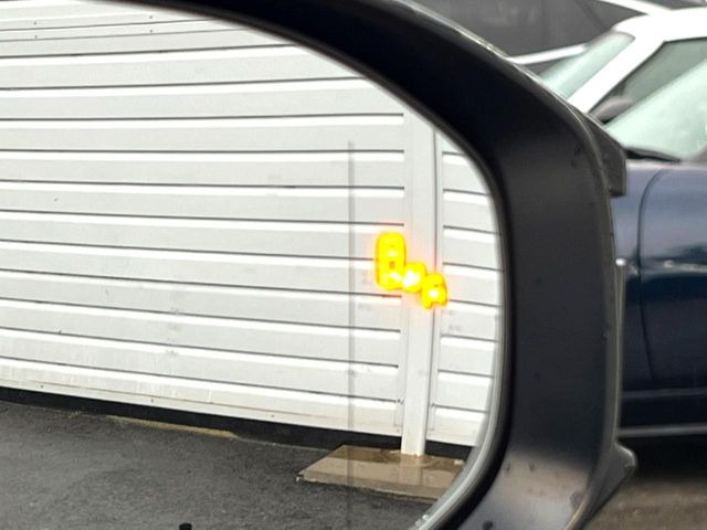 【ブラインドスポットモニター】走行中、ドアミラーの死角になりやすい箇所に後続車が接近するとサイドミラーのレンズに警告を表示!ドライバーに注意喚起をしてくれます。