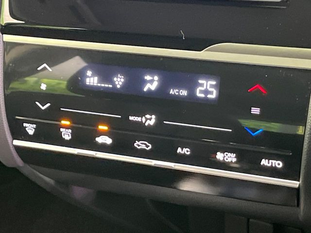 【オートエアコン】一度お好みの温度に設定すれば、車内の温度を検知し風量や温度を自動で調整。暑い&hellip;寒い&hellip;と何度もスイッチ操作をする必要はありません。快適な車内空間には必須の機能ですね♪