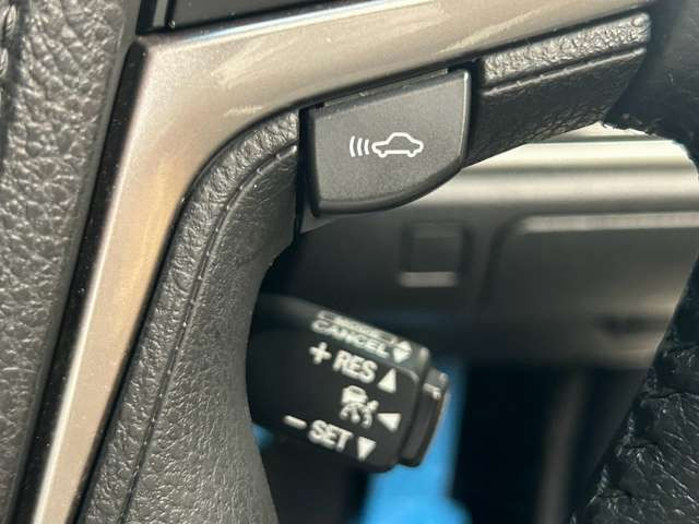 【レーダークルーズコントロール】ミリ波レーダーが車間距離を測って設定車速内で車速に比例した車間距離を保ちながら追従走行する装置で近づきすぎたときは自動でブレーキし、離れすぎたときには自動増速もする。