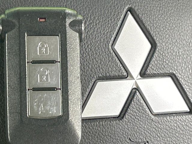 【オペレーションキー】カバンやポケットに入れたままでもドアの施錠・解錠が可能なスマートキーを装備。エンジンのオン・オフ時もカギを取り出す必要が無いからとっても便利です♪