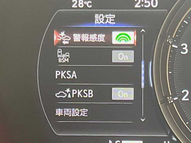 【セーフティシステムプラス】前方の車両等を検知し、衝突しそうな時は警報で注意を促し、ブレーキを踏む力をサポート。ブレーキを踏めなかった場合は衝突被害軽減ブレーキが作動、衝突回避をサポートします。