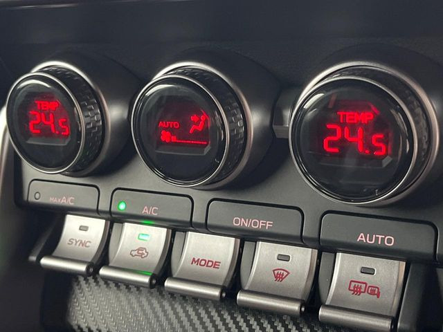 【左右独立型フルオートエアコン】運転席と助手席でそれぞれお好みの温度に設定可能。同乗者にも配慮した、快適な空調をお届け致します。