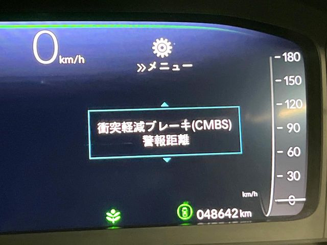 【ホンダセンシング】走行中に前方の車両等を認識し、衝突しそうな時は警報とブレーキで衝突回避と被害軽減をアシスト。より安全にドライブをお楽しみいただけます。