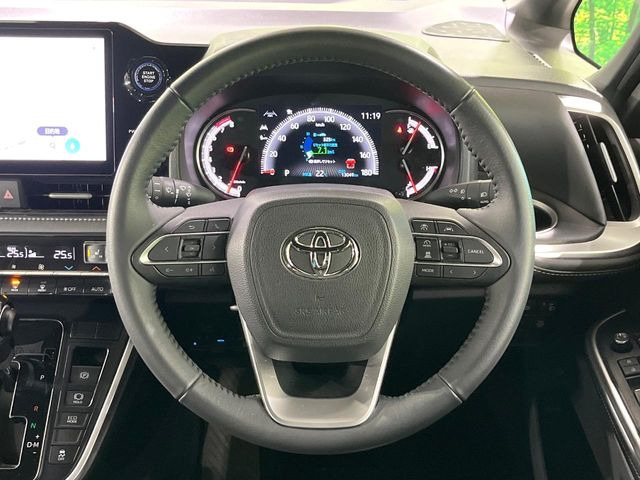 【レーダークルーズコントロール】高速道路での長距離走行が楽に!!自動で速度を保つクルーズコントロールが、衝突軽減システムと連携し、前方の車両を感知して車間を保つように速度調節してくれます!!