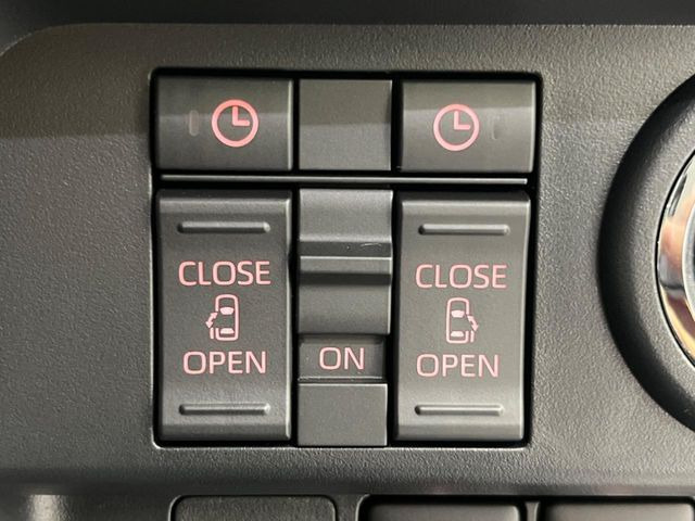 【両側パワースライドドア】スマートキーや運転席のスイッチで後席両側スライドドアの開閉が可能♪電動だから力を入れてドアを開ける必要が無く、小さなお子様でも簡単に開け閉めでき快適です♪
