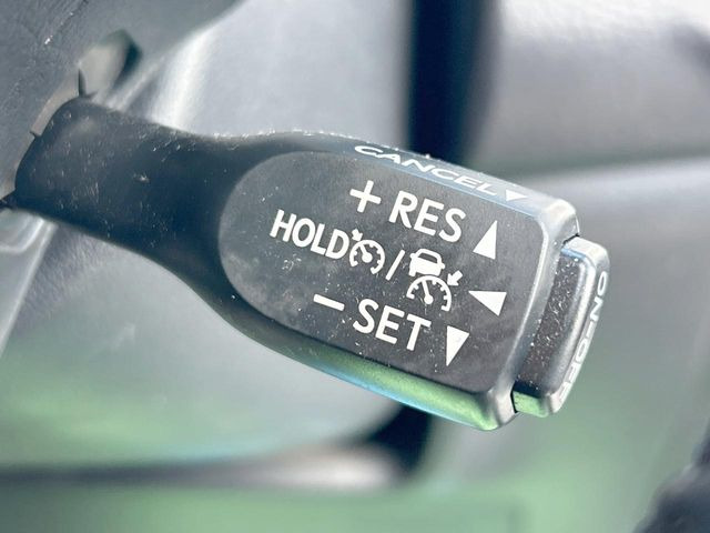 【レーダークルーズコントロール】高速道路での長距離走行が楽に!!自動で速度を保つクルーズコントロールが、衝突軽減システムと連携し、前方の車両を感知して車間を保つように速度調節してくれます!!