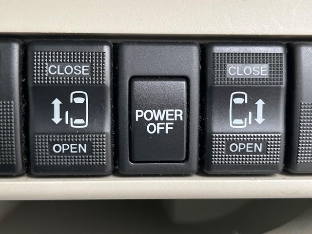 【両側パワースライドドア】スマートキーや運転席のスイッチで後席両側スライドドアの開閉が可能♪電動だから力を入れてドアを開ける必要が無く、小さなお子様でも簡単に開け閉めでき快適です♪