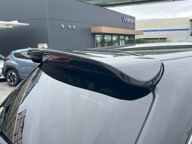 【純正OPルーフスポイラー】スポーツカーらしさがグッと引き立つ大型リヤスポイラーを装着♪高速走行時のスタビリティ(走行安定性)向上に役立ちます。