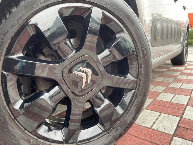 ●純正17インチアルミホイール:輸入車ならではの卓越した走りを支えるホイールと足回りです!日本車の走りに慣れている方にもぜひ体感して頂きたいほど、高いレベルでまとまっています!