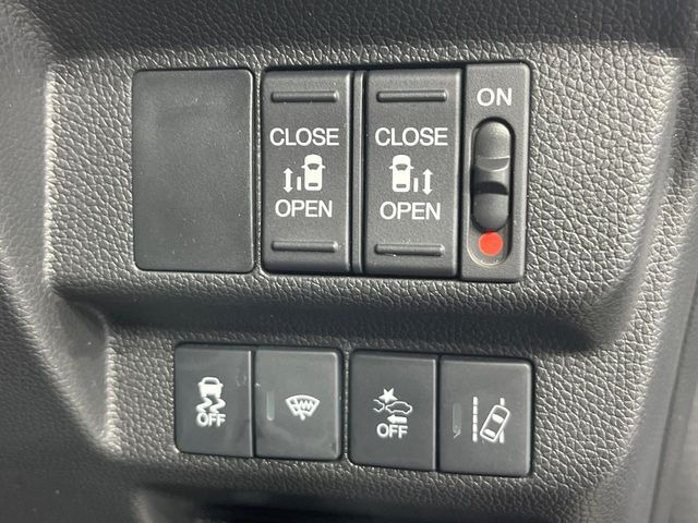 【両側パワースライドドア】スマートキーや運転席のスイッチで後席両側スライドドアの開閉が可能♪電動だから力を入れてドアを開ける必要が無く、小さなお子様でも簡単に開け閉めでき快適です♪