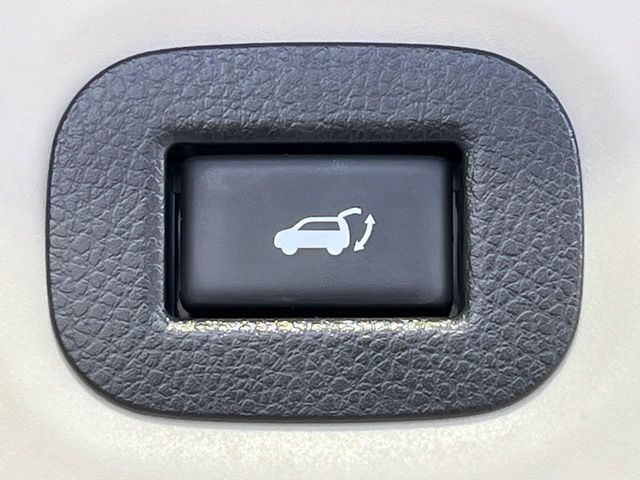 【パワーバックドア】スマートキーや運転席のボタンを押すだけでリアゲートが自動で開閉します!荷物を持っている時や、高い位置にあるバックドアを閉める際に便利な機能です♪