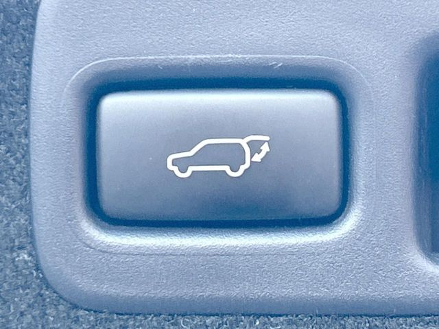 【パワーバックドア】スマートキーや運転席のボタンを押すだけでリアゲートが自動で開閉します!荷物を持っている時や、高い位置にあるバックドアを閉める際に便利な機能です♪