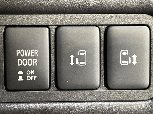 【両側パワースライドドア】スマートキーや運転席のスイッチで後席両側スライドドアの開閉が可能♪電動だから力を入れてドアを開ける必要が無く、小さなお子様でも簡単に開け閉めでき快適です♪