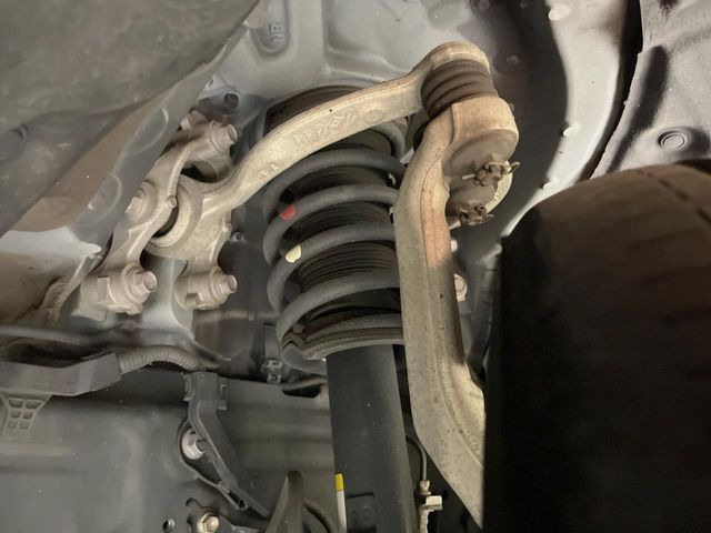 お車を安心してお乗りいただく為には、足回りの定期点検が欠かせません。サービスサポート(有償保証)では無料点検もご提供しており、安心のカーライフをお過ごしいただけるサポート体制が整っています。