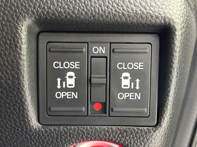 【両側パワースライドドア】スマートキーや運転席のスイッチで後席両側スライドドアの開閉が可能♪電動だから力を入れてドアを開ける必要が無く、小さなお子様でも簡単に開け閉めでき快適です♪