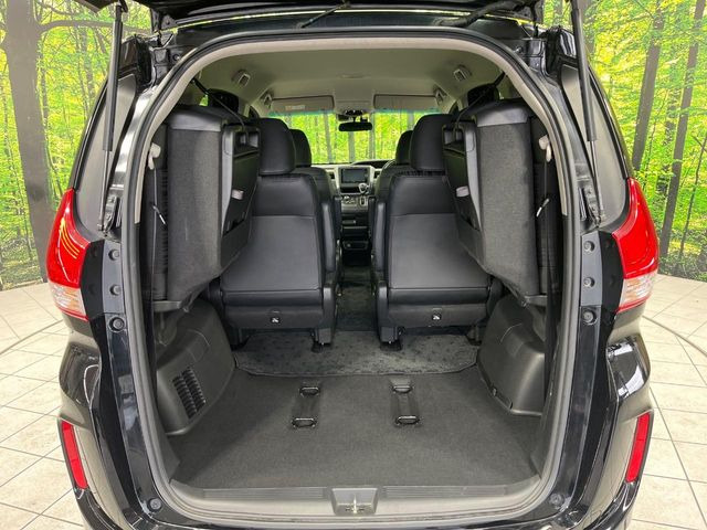 積み下ろしのしやすいデッキにはたっぷりと荷物を積み込んでいただけます。遊びから仕事まで、様々なシーンで頼れます♪