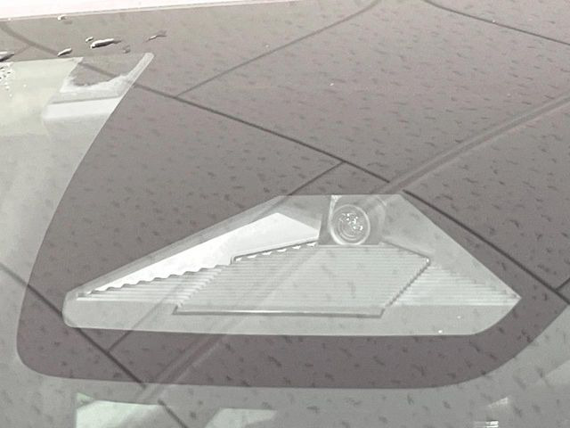 【ホンダセンシング】走行中に前方の車両等を認識し、衝突しそうな時は警報とブレーキで衝突回避と被害軽減をアシスト。より安全にドライブをお楽しみいただけます。