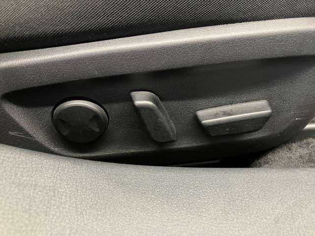 【パワーシート】電動でシートポジションの変更が可能です。手動式より細かくシート設定が可能ですのでより快適な姿勢でドライブを楽しんで頂けるでしょう。