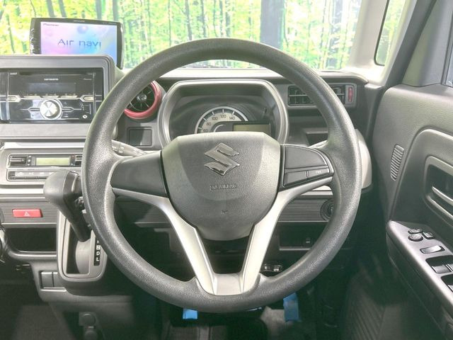 �C���e���A�ɍ��킹���f�U�C���̃X�e�A�����O�́A�^�]�������̂��Ƃ��l���A�^�]���₷���`��A�傫���ł��B�����x�A���ۂɐG���Ă��m���߂��������B