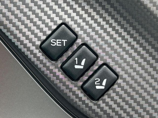 【メモリー機能付きパワーシート】ドライバーごとに設定したシート位置を記憶して、ボタン一つで切り替えできる便利な機能!運転する方が複数名いらっしゃるご家庭におすすめです♪