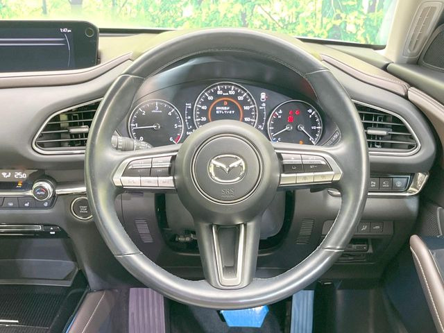 インテリアに合わせたデザインのステアリングは、運転される方のことも考え、運転しやすい形状、大きさです。是非一度、実際に触ってお確かめください。