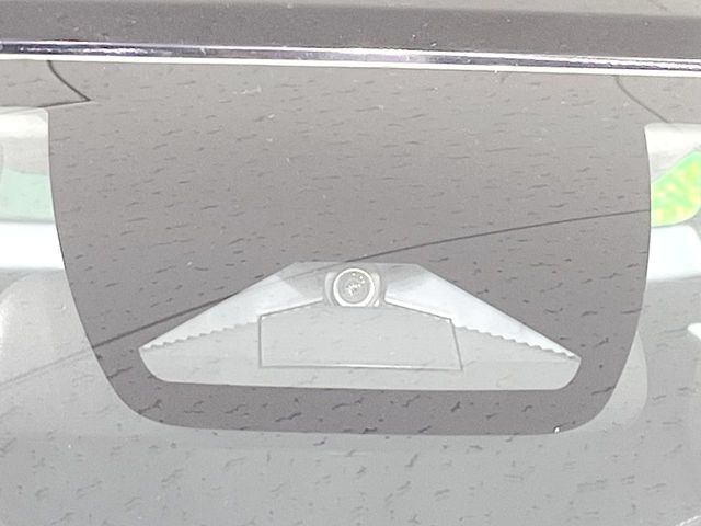 【ホンダセンシング】走行中に前方の車両等を認識し、衝突しそうな時は警報とブレーキで衝突回避と被害軽減をアシスト。より安全にドライブをお楽しみいただけます。