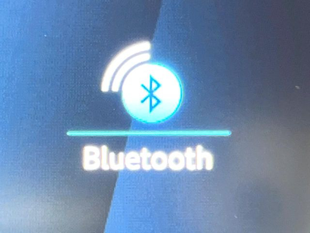 ��Bluetooth:���莝���̃X�}�[�g�t�H���ȂǂƐڑ����A�n���Y�t���[�ʘb��Տꊴ����~���[�W�b�N�Đ������y���݂��������܂��B�����ڑ��ł��̂Ŕς킵��������܂����