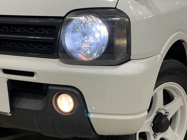 【HIDヘッドライト】非常に明るく前方を照らしてくれるので、悪天候や夜間の走行時も視界良好で安心してお乗りいただけます。