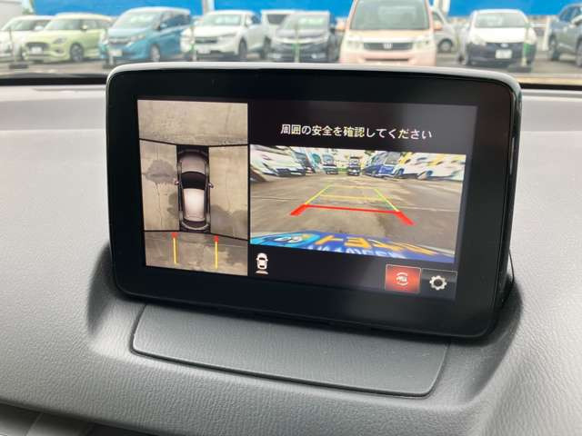 ★全方位モニター★フロント、リア、左右ドアミラー下に設置した4個のカメラから得た情報をコンピューターが解析し、クルマをまるで上空から見下ろしたように路面を映し出します★