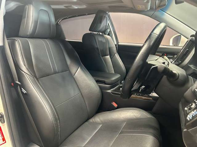 運転席も広々としており運転しやすい環境を実現しています☆室内クリーニングも実施済みです。