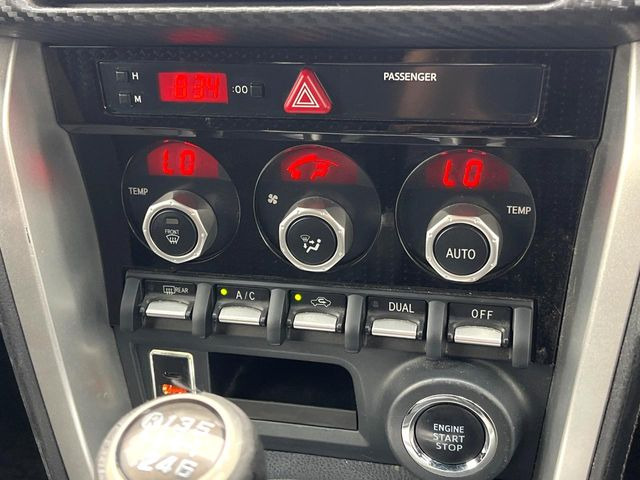 【左右独立型フルオートエアコン】運転席と助手席でそれぞれお好みの温度に設定可能。同乗者にも配慮した、快適な空調をお届け致します。