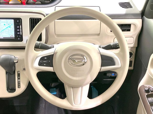 インテリアに合わせたデザインのステアリングは、運転される方のことも考え、運転しやすい形状、大きさです。是非一度、実際に触ってお確かめください。