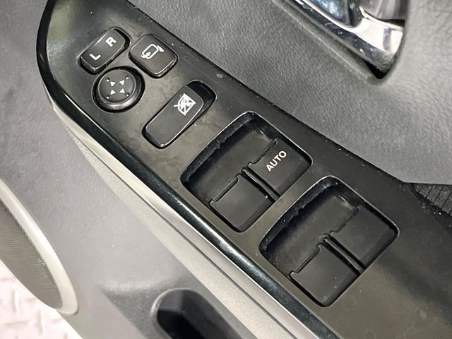 【電動格納ミラー】サイドミラーは電動格納式となっており、狭い駐車場でもキズがつくリスクを抑えられます。